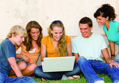 夺得胜利的球队庆祝欢声笑语